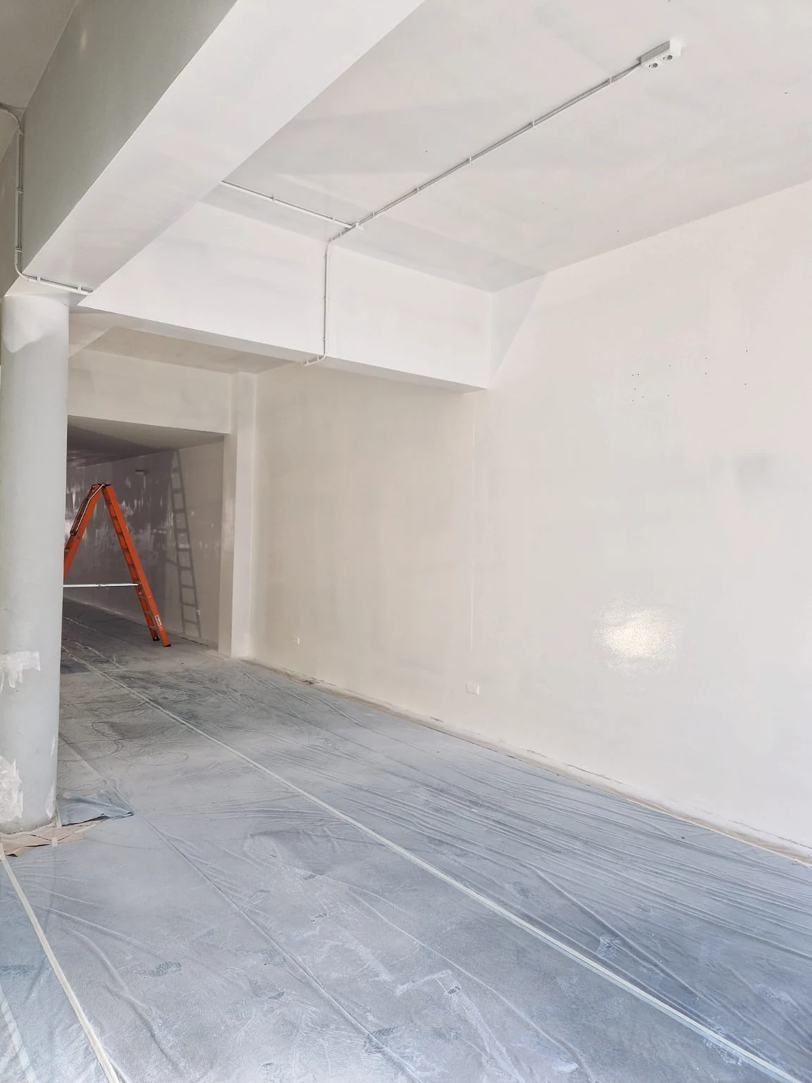 Stuc- en spuitwerk in een Amsterdams kantoorpand, projectfoto 1