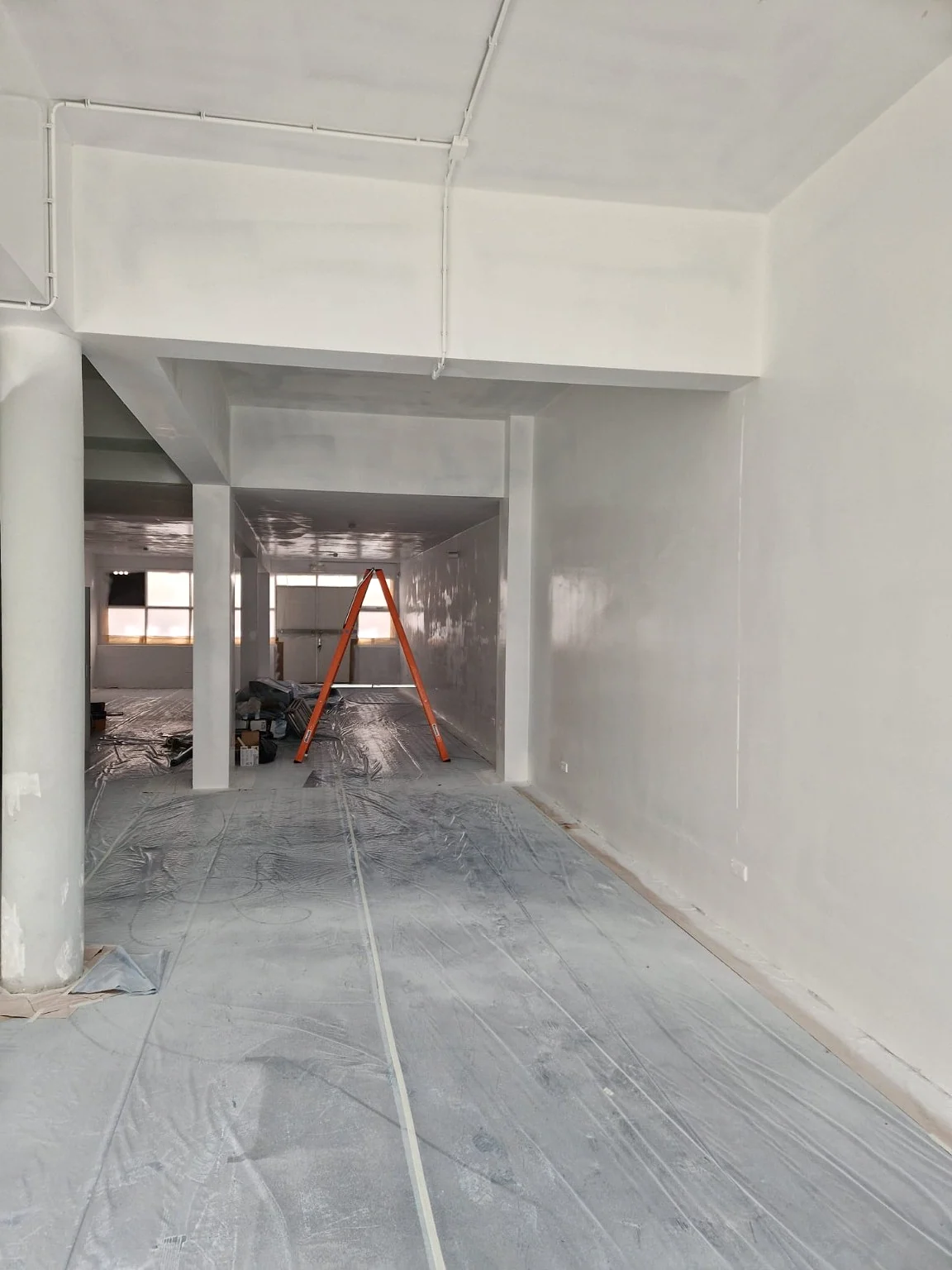 Stuc- en spuitwerk in een Amsterdams kantoorpand, projectfoto 2