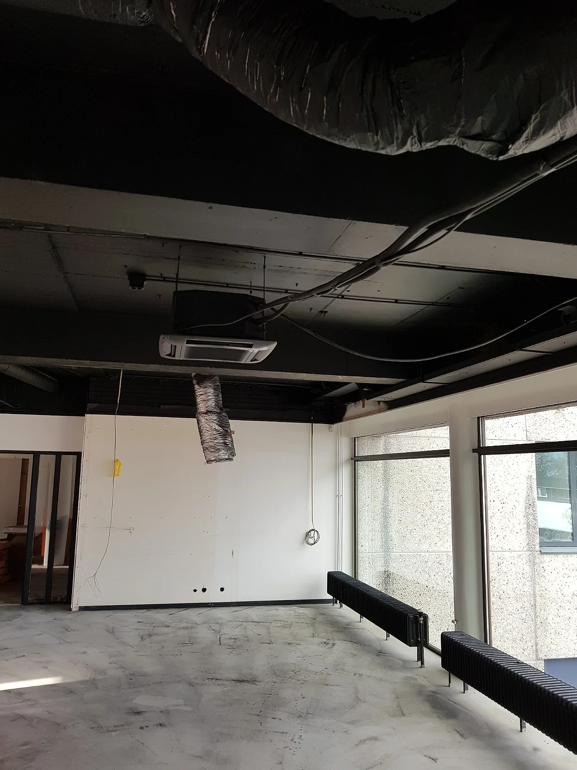 Zwart plafondspuitwerk in een kantorencomplex, projectfoto 1