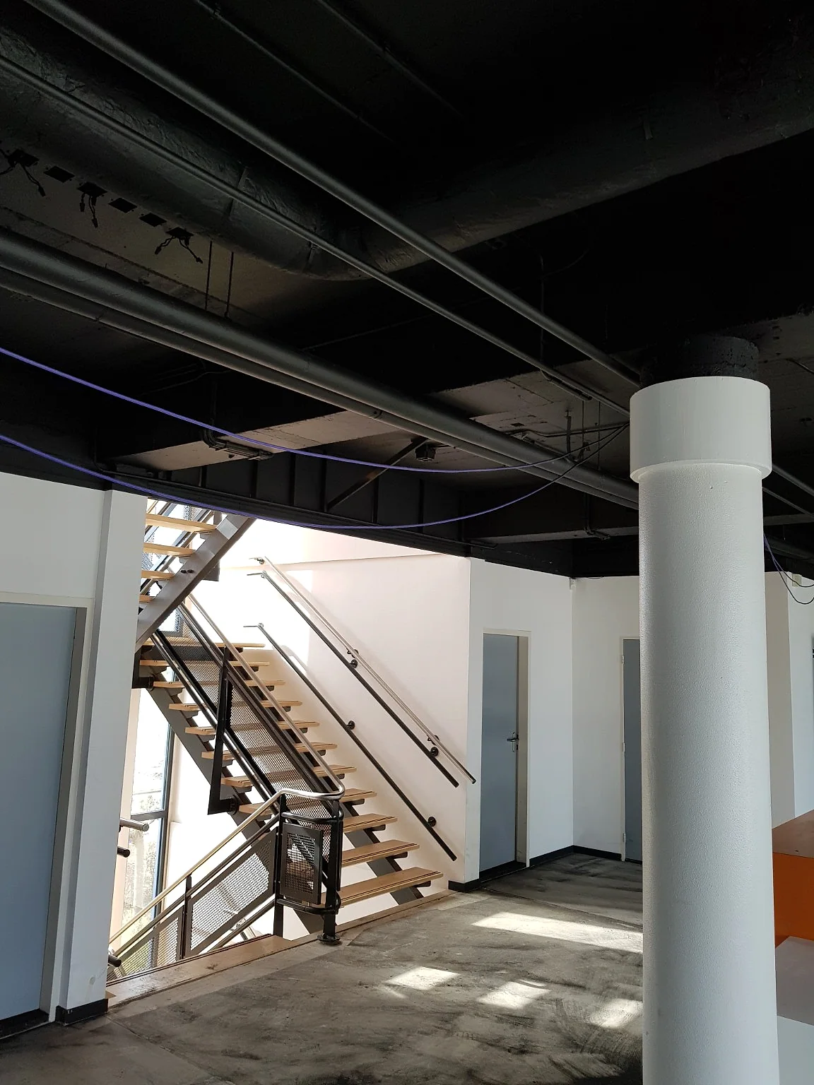 Zwart plafondspuitwerk in een kantorencomplex, projectfoto 2