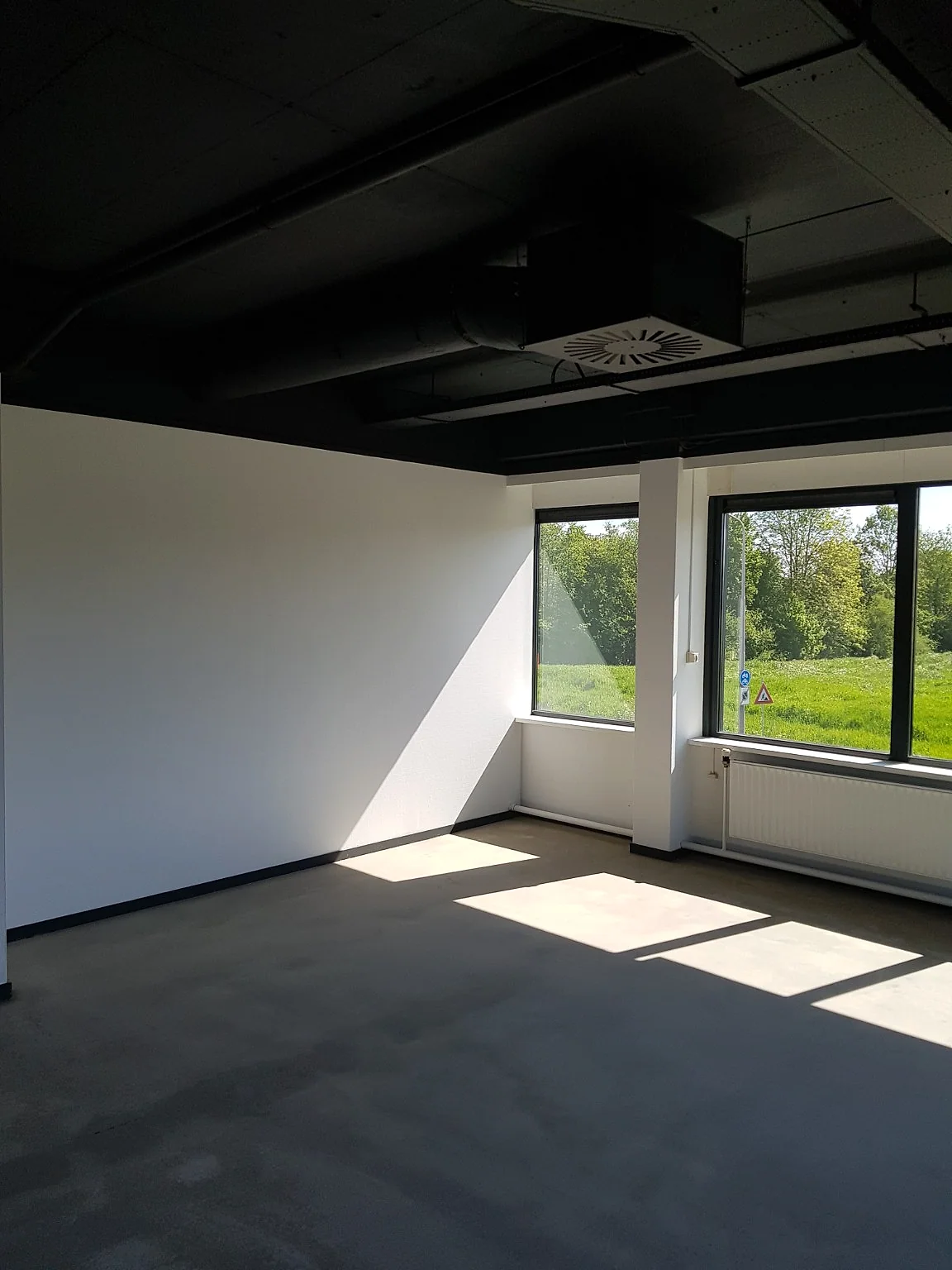 Zwart plafondspuitwerk in een kantorencomplex, projectfoto 3